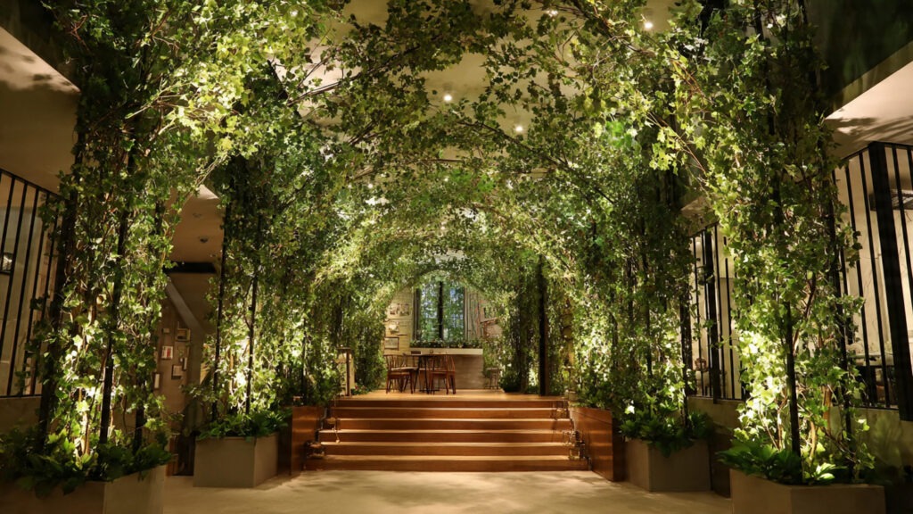 Can You Transform a Large Mirror with Creeping Green Vines for a Stunning Look?